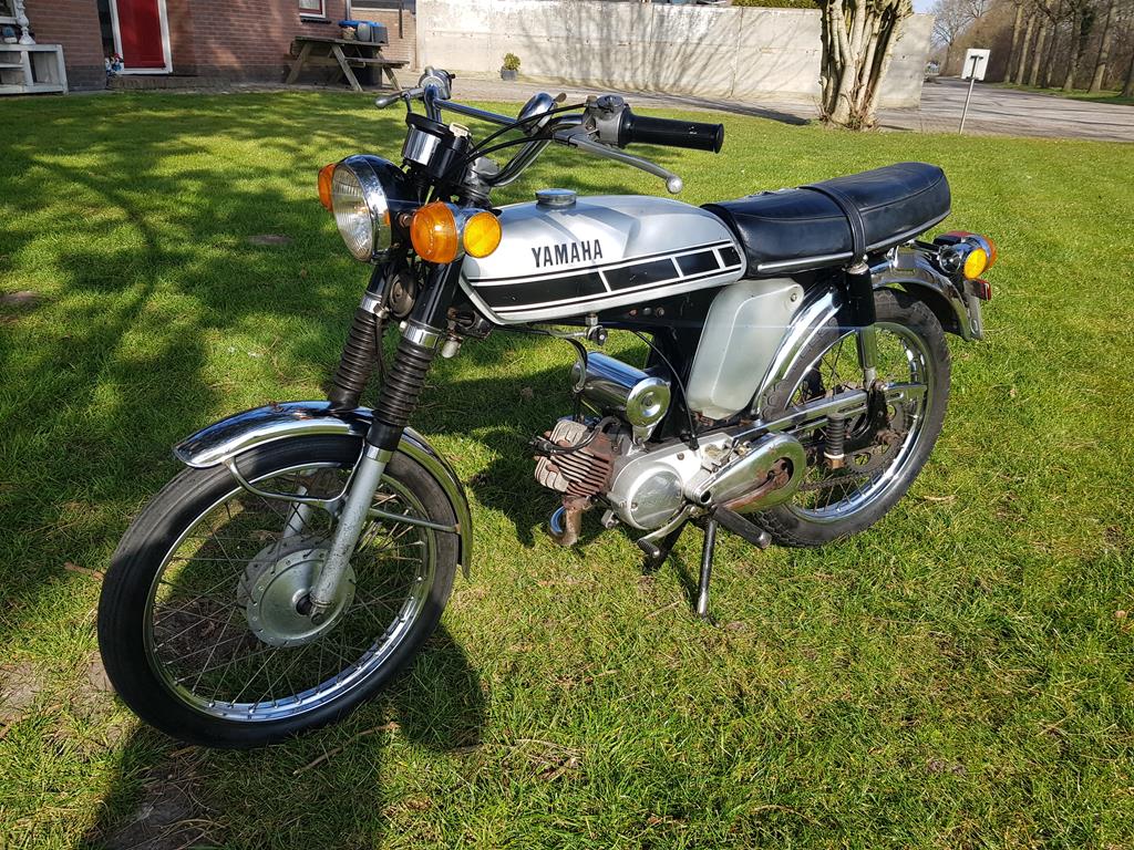 Yamaha FS1 van bouwjaar 1974 met brommer kenteken. | Kreidlerstore